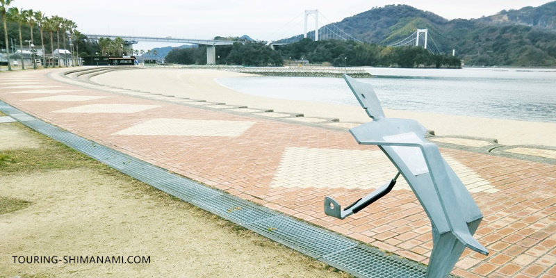 【写真】しまなみ海道の立寄りスポット：伯方SCパークの伯方ビーチと人型のサイクルスタンド