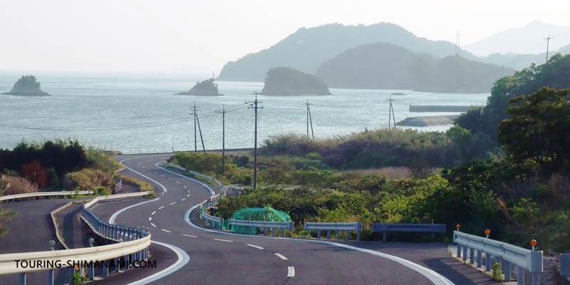 【写真】しまなみ海道の観光スポット：大三島南西の外周コースにあるクネクネした道が海へと向かう風景