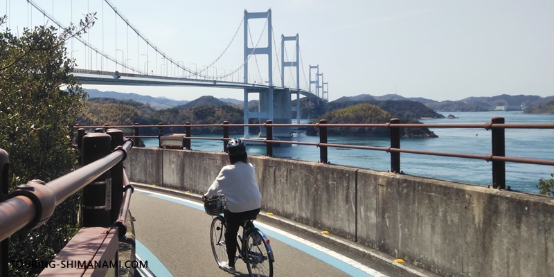 しまなみ海道の橋を眺めながらサイクリングしている風景