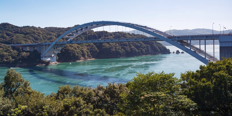 【写真】しまなみ海道の橋と自転車専用道出入口：しまなみ海道の伯方島と大三島を渡す大三島橋は最初に架かった歴史的な橋