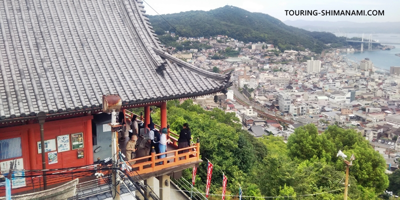 【写真】尾道観光で絶対に訪れたい絶景展望台：千光寺の本堂と尾道の景色