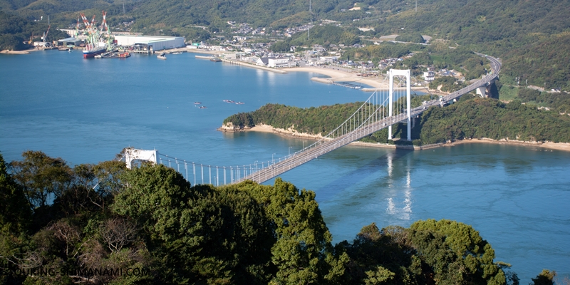 【写真】しまなみ海道の橋と自転車専用道出入口：しまなみ海道サイクリングで渡る伯方橋と大島大橋