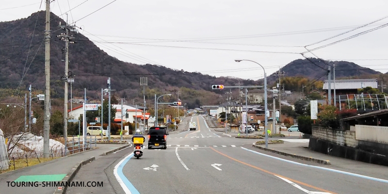 【写真】来島海峡大橋を望む絶景展望台：亀山バス停近くの交差点が亀老山展望台への登り口