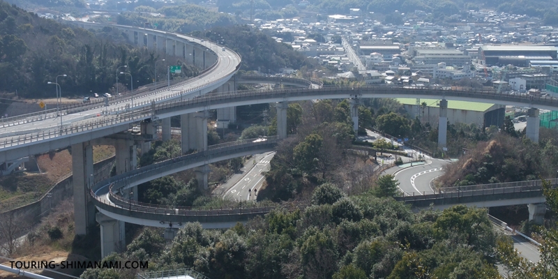 【写真】来島海峡大橋を望む絶景展望台：来島海峡大橋へと登るグルグルと周りこむような歩道橋