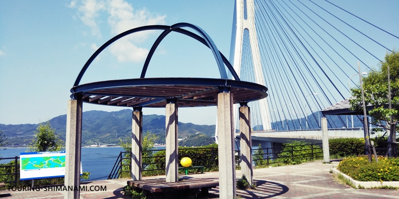 【写真】しまなみ海道の観光スポット：多々羅大橋を展望する休憩所