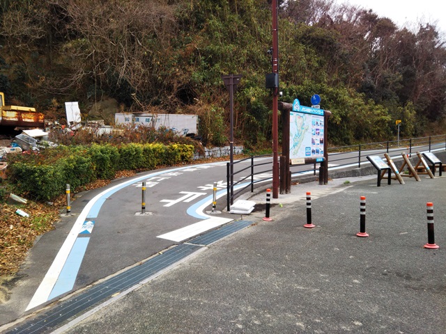 【写真】しまなみ海道の橋と自転車専用道出入口：伯方・大島大橋の大島側の自転車道・サイクリングロード入口