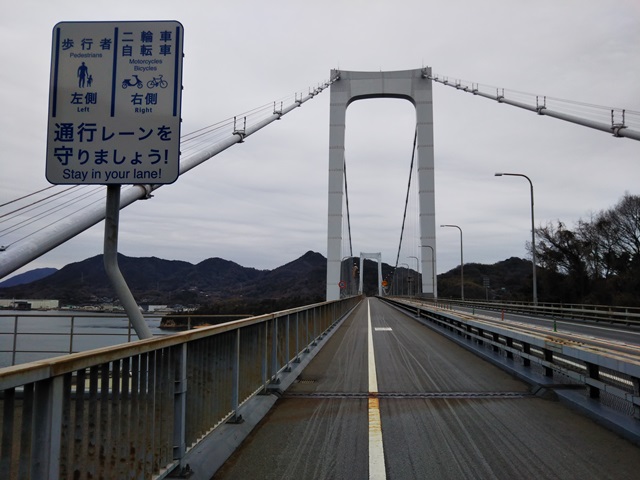【写真】しまなみ海道の橋と自転車専用道出入口：伯方・大島大橋の自転車道・サイクリングロード