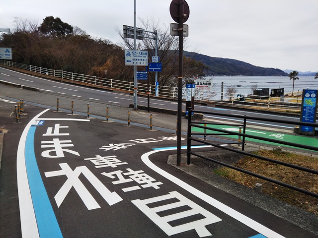 【写真】しまなみ海道の橋と自転車専用道出入口：伯方・大島大橋の伯方島側の自転車道・サイクリングロード入口