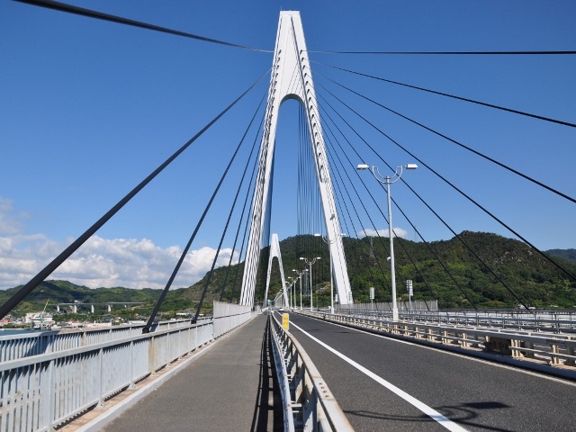 【写真】しまなみ海道の橋と自転車専用道出入口：しまなみ海道生口橋の自転車道