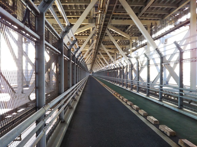 【写真】しまなみ海道の橋と自転車専用道出入口：因島大橋の自転車道