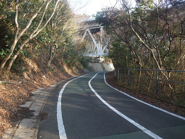【写真】しまなみ海道の橋と自転車専用道出入口：因島大橋の向島側の自転車道