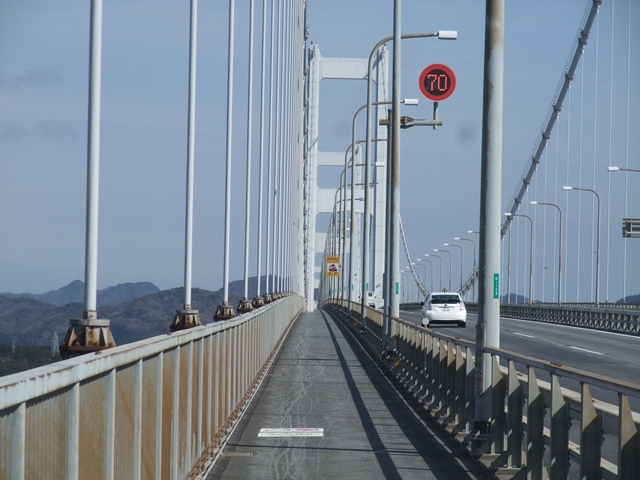 【写真】しまなみ海道の橋と自転車専用道出入口：来島海峡大橋の自転車道