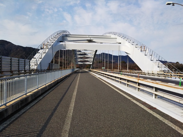 【写真】しまなみ海道の橋と自転車専用道出入口：大三島橋の自転車道・サイクリングロード