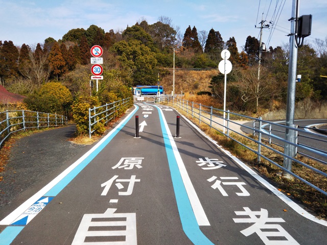 【写真】しまなみ海道の橋と自転車専用道出入口：大三島橋の大三島側の自転車道入口