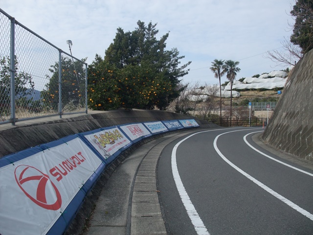 【写真】しまなみ海道の橋と自転車専用道出入口：多々羅大橋の生口島側の自転車道