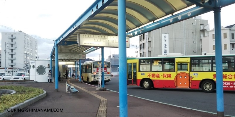【写真】今治駅前バス停：今治駅前バスターミナルと次々とくる路線バス