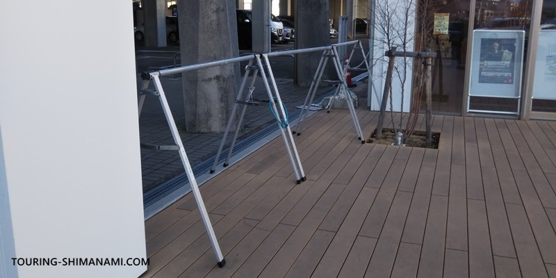 【写真】自転車の輪行とルール：JR今治駅前の自転車組立場所の例