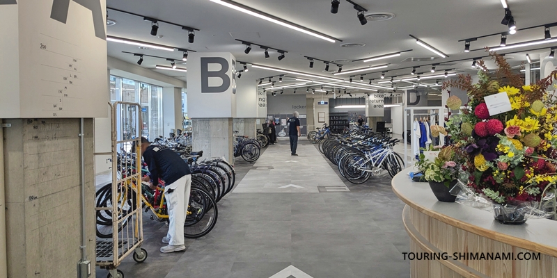 【写真】レンタサイクル貸出返却場所:かなり広く自転車の台数も多め