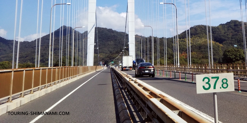 【写真】しまなみ海道の橋と自転車専用道出入口：大島大橋の高速道路と自転車歩行者道