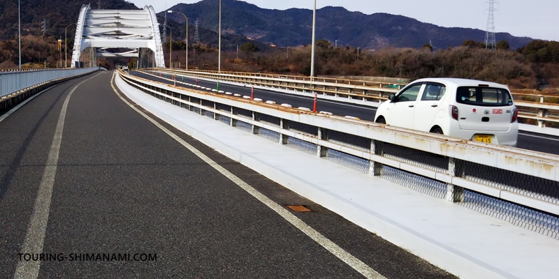 【写真】しまなみ海道の橋と自転車専用道出入口：大三島橋の高速道路と自転車専用道