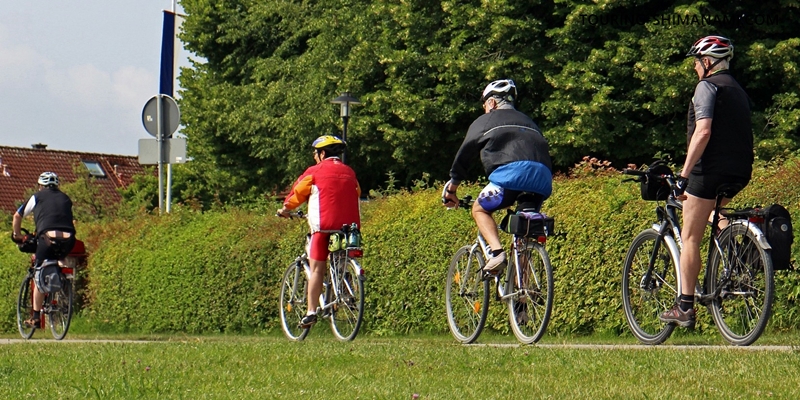 【写真】しまなみ海道でパンク：ヘルメットをかぶって安全なサイクリングへ