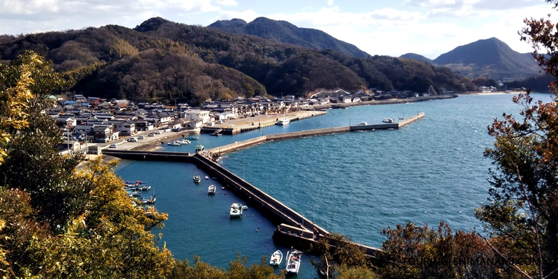 【写真】しまなみ海道の観光スポット：大島の渦浦八幡神社から椋名の集落を見おろす