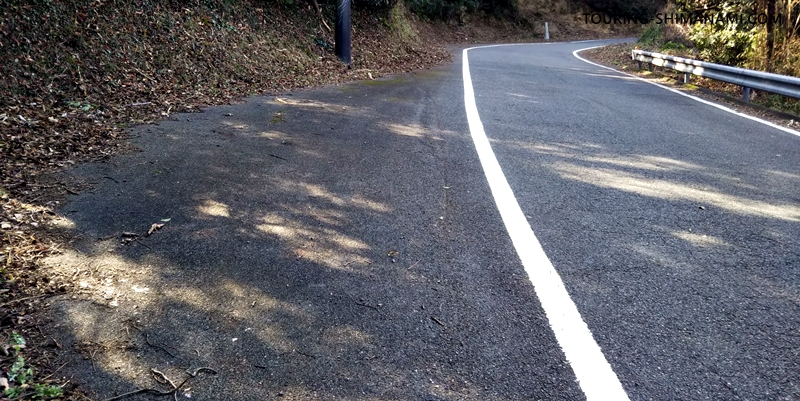 【写真】亀老山展望公園ヒルクライム：止まって休憩するなら路肩スペースを