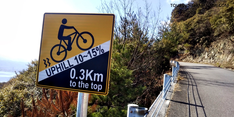 【写真】亀老山展望公園ヒルクライム：亀老山山頂まで残り0.3kmの標識