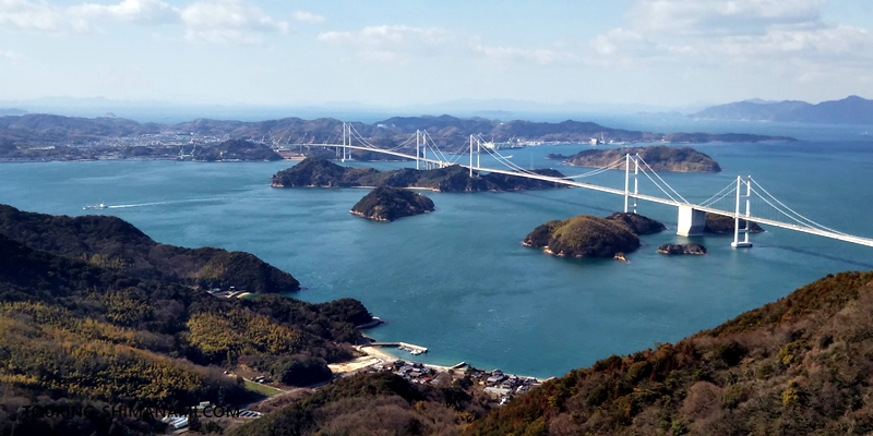 【写真】しまなみ海道の命名由来：亀老山からのしまなみ海道の島々と橋の風景