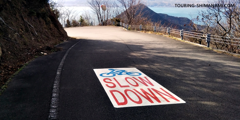 【写真】亀老山展望公園ヒルクライム：亀老山のダウンヒル「Slow Down」の表示