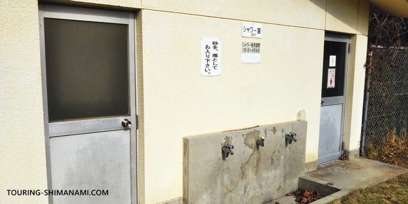 【写真】大三島・多々羅キャンプ場：シャワー棟の入り口