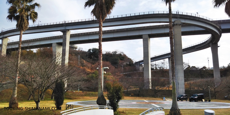 【写真】大三島・多々羅キャンプ場：駐車場と高速道路