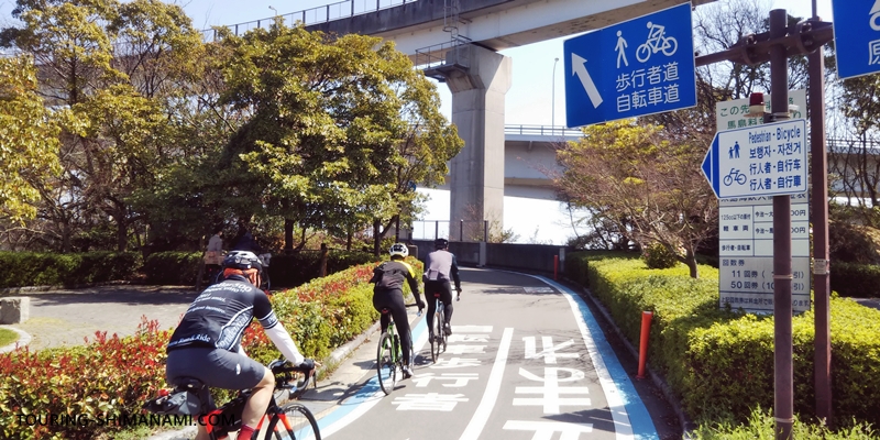 【写真】しまなみ海道の橋と自転車専用道出入口：来島海峡大橋の自転車歩行者道出入口