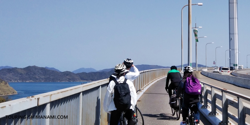 【写真】女性向け自転車ヘルメット：ヘルメットをかぶってサイクリングを楽しむ