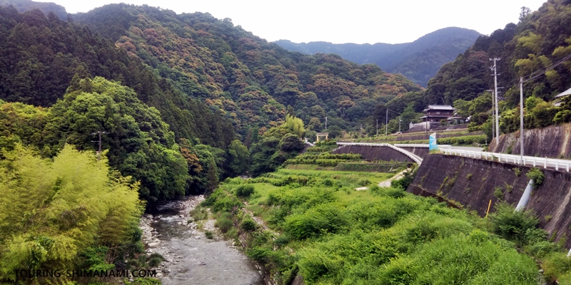 【写真】鈍川温泉：山深い渓谷に向かっていくような風景