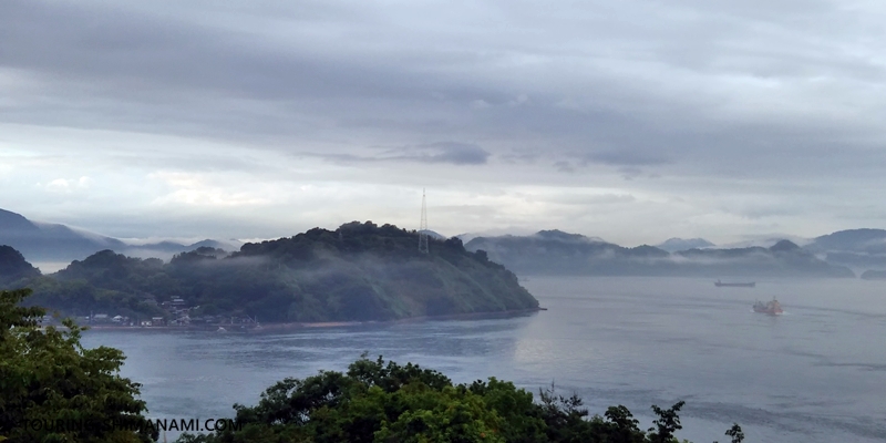 【写真】雨天時のサイクリング：霧につつまれた来島海峡の幻想的な風景