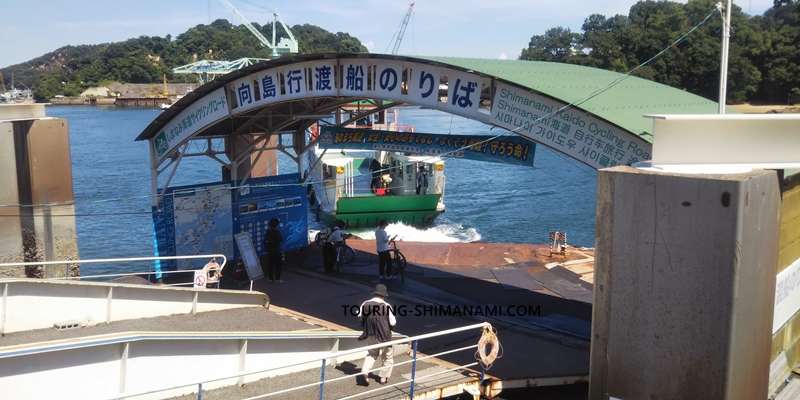 【写真】しまなみ海道の観光スポット：向島と尾道を渡す駅前渡船で渡る
