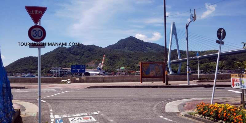 【写真】しまなみ海道のメインルート：サイクリングロードの出口にあるT字路