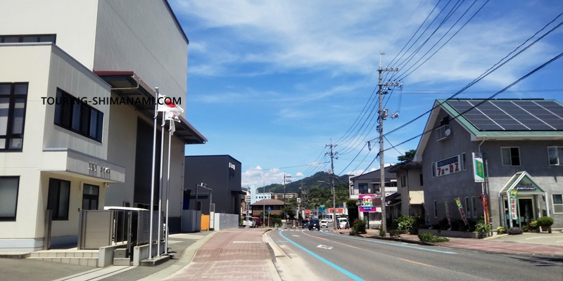 【写真】しまなみ海道のメインルート：交通量の多い因島の市街地エリアを抜けていく
