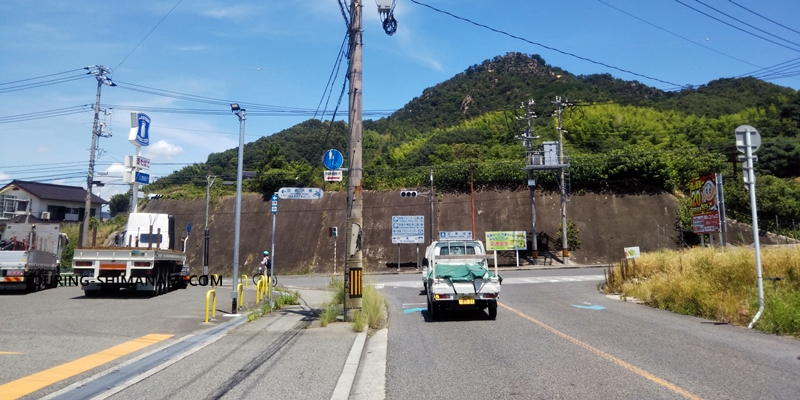 【写真】しまなみ海道のメインルート：因島北インターの信号を左方向へメインルートは進む