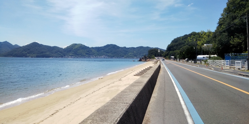 【写真】しまなみ海道のメインルート：立花海岸沿いにブルーラインは引かれている