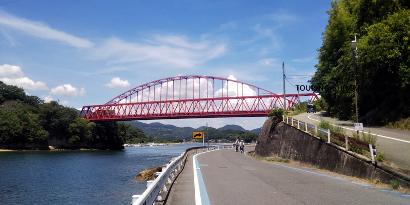 【写真】しまなみ海道のメインルート：向島大橋をくぐって御幸瀬戸沿いに進む