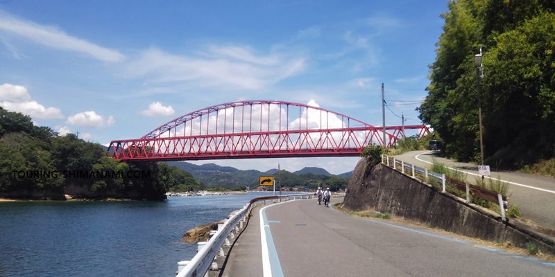 【写真】しまなみ海道の観光スポット：向島から岩子島へと渡るしまなみ海道の赤い橋「向島大橋」
