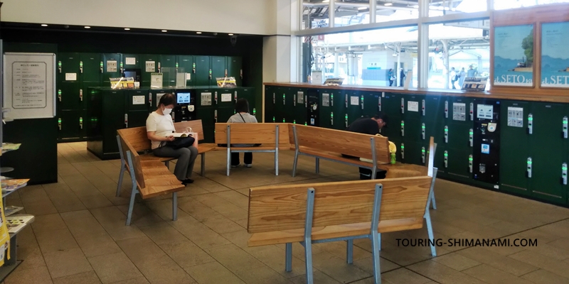 【写真】尾道駅の自転車組立場やバスターミナルなどの施設：緑色のコインロッカーと待合所