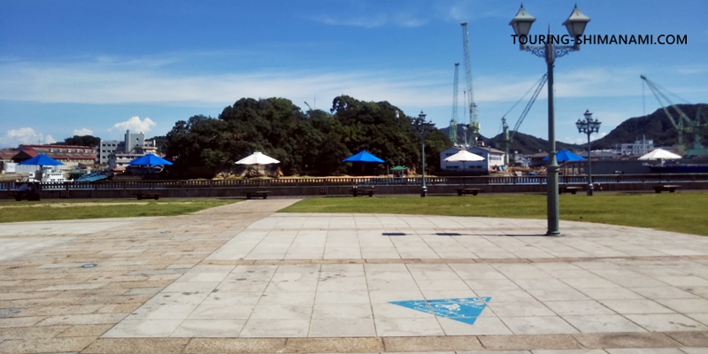 【写真】尾道駅から尾道港レンタサイクルターミナル：尾道駅前の芝生のある広場