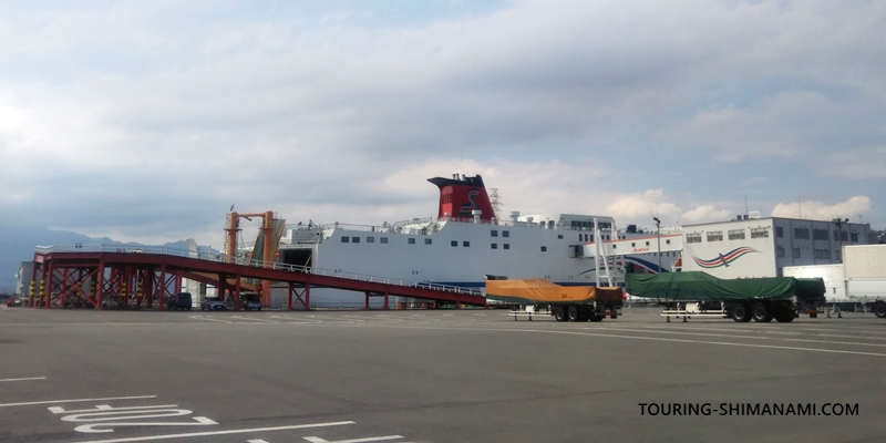 【写真】大阪南港～東予港オレンジフェリー：昼間の東予港とオレンジフェリーの船舶
