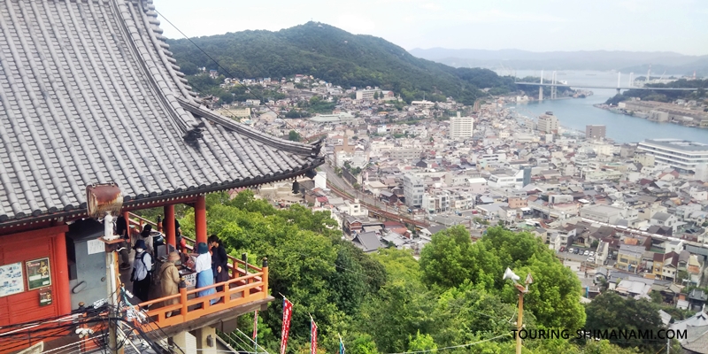 【写真】しまなみ海道の観光スポット：千光寺の舞台づくりの建物と尾道水道