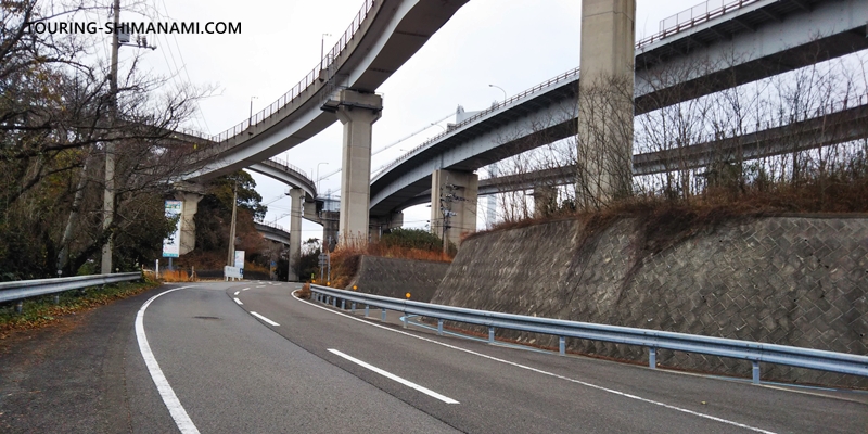 【写真】来島海峡大橋の出入り口：自転車歩行者道の入口へと向かう糸山の坂道