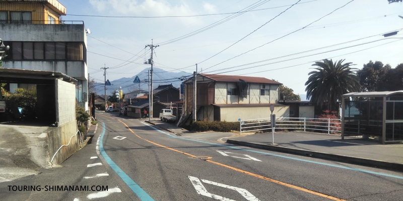 【写真】生口島のベルべデールせとだ：バス停のすぐ横の細い道を入っていく