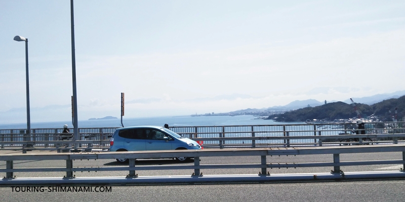 【写真】しまなみ海道ドライブモデルコース：来島海峡大橋を走る車と原付バイク